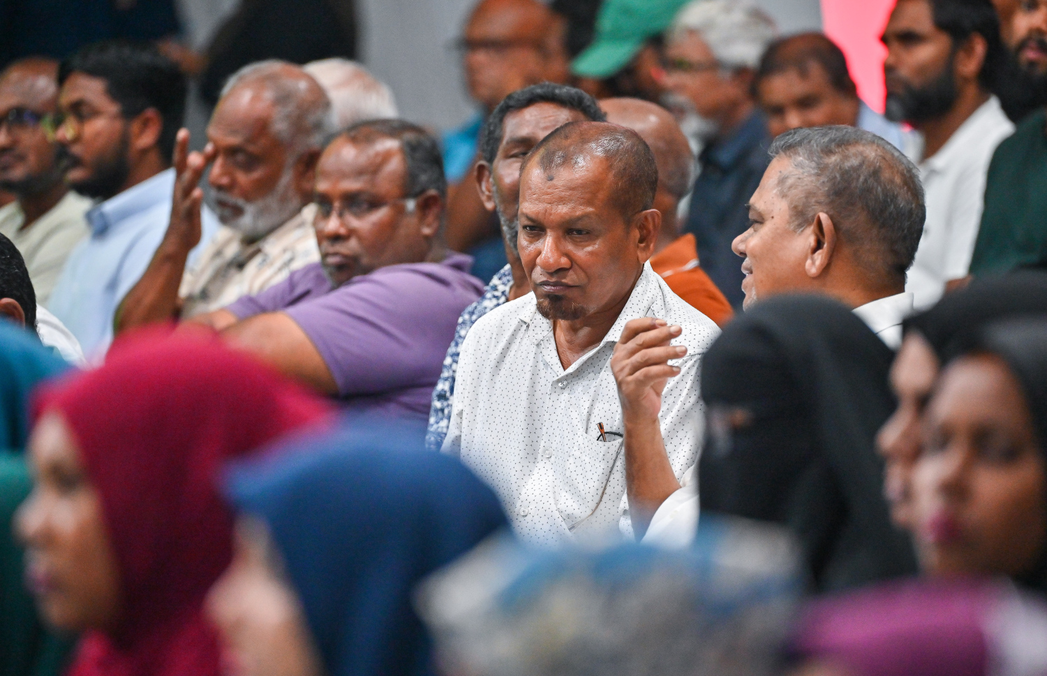 ރައީސް މުއިއްޒު ހުޅުމާލޭ ފުރަތަމަ ފިޔަވަހީގެ ރައްޔިތުންނާ ބައްދަލު ކުރެއްވުމަށް ބޭއްވި ބައްދަލުވުމުގައި ހުޅުމާލެއަށް ނިސްބަތްވާ ބައެއް ރައްޔިތުން ބައިވެރިވަނީ --- މިހާރު ފޮޓޯ/ފަޔާޒު މޫސާ