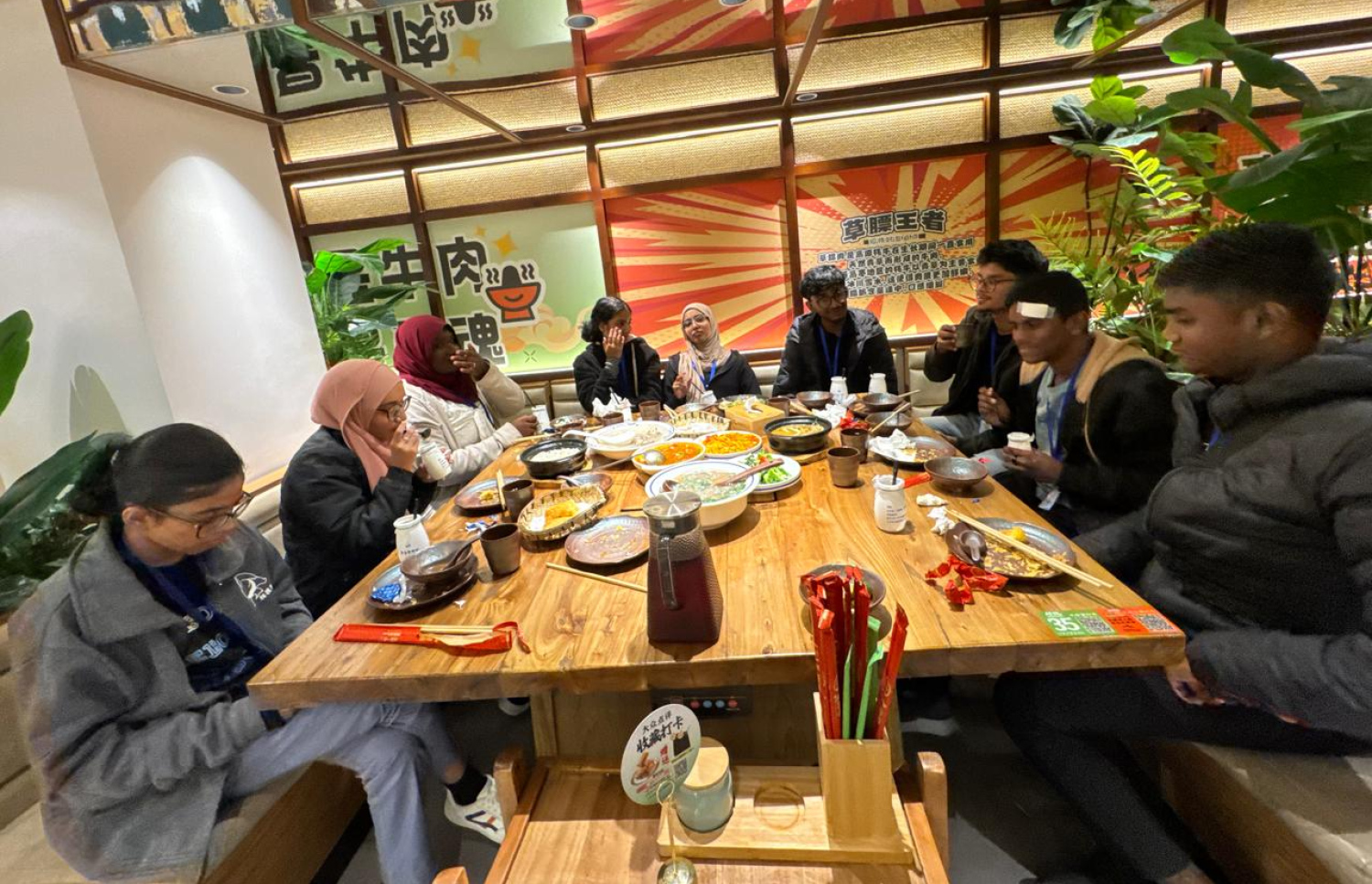 ޗައިނާގެ ޗެންގްޑޫއަށް ރާއްޖޭގެ ބައެއް ސްކޫލުތަކުގެ ގްރޭޑް 12ގެ ދަރިވަރުން ކުރި ދަތުރުގައި އެ ގައުމުގެ ކެއުމެއް ކަނީ-- ފޮޓޯ: މިހާރު