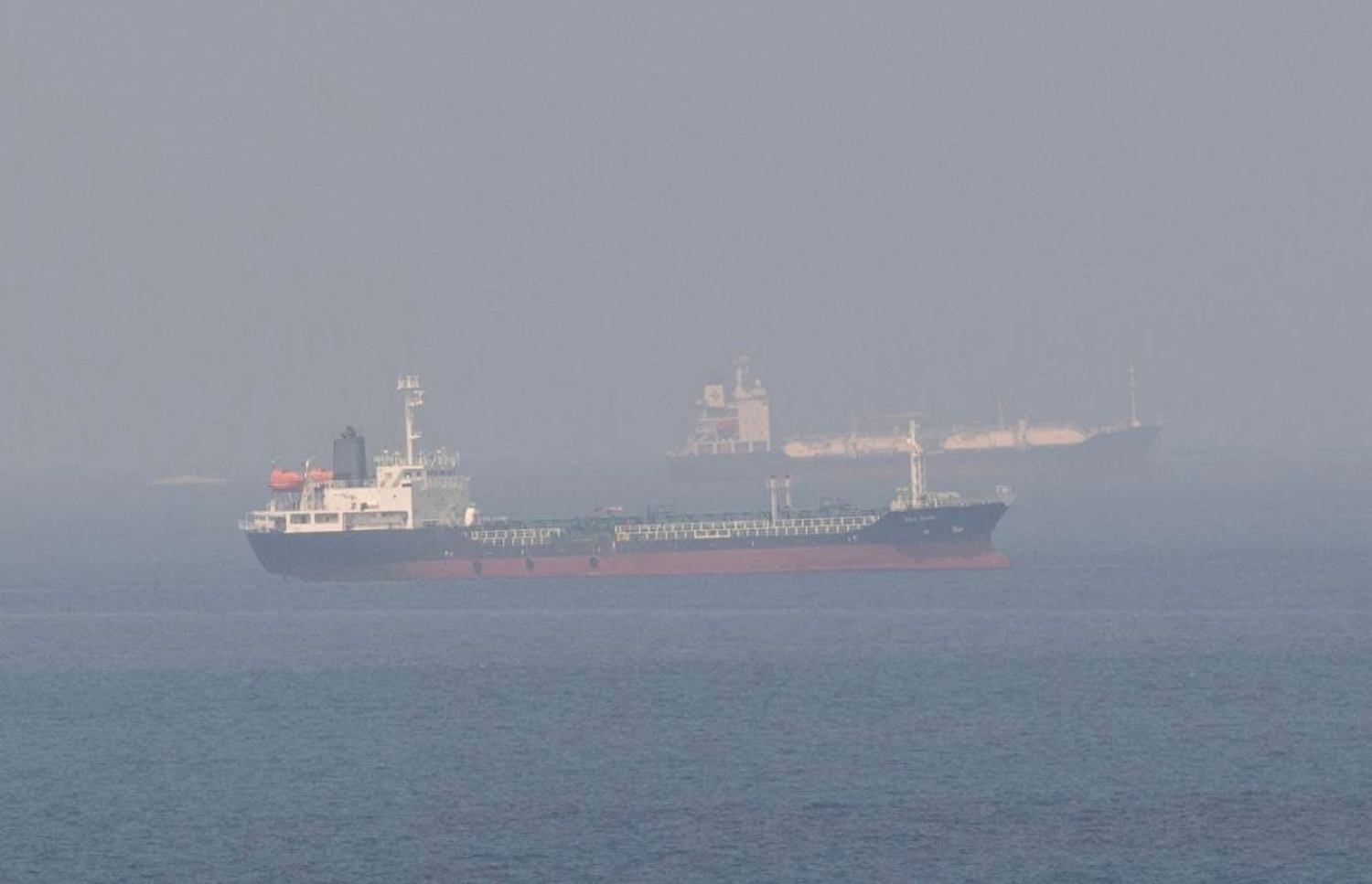 މާލެ ކައިރީގައި މަޑުކޮށްގެން އޮތް މުދާ އުފުލާ ބޯޓެއް: މާލެ ސަރަހައްދުގެ ވައި ވަރަށް ބޮޑަށް ވަނީ ނުސާފުވެފައި.-- ފޮޓޯ: ނިޝާން އަލީ | މިހާރު