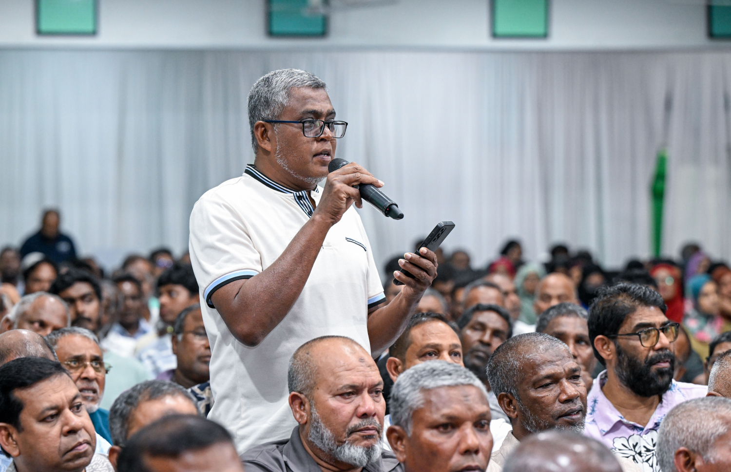 ކުނި އަޅައިގެން މިހާރަކަށް އައިސް ބިން ހިއްކަމުންދާ ކަަމަށް ބުނެ ރައީސްގެ ރޭގެ ބައްދަލުވުމުގައި މީހަކު ޝަކުވާ ހުށަހަޅަނީ.--ފޮޓޯ: ރައީސް އޮފީސް