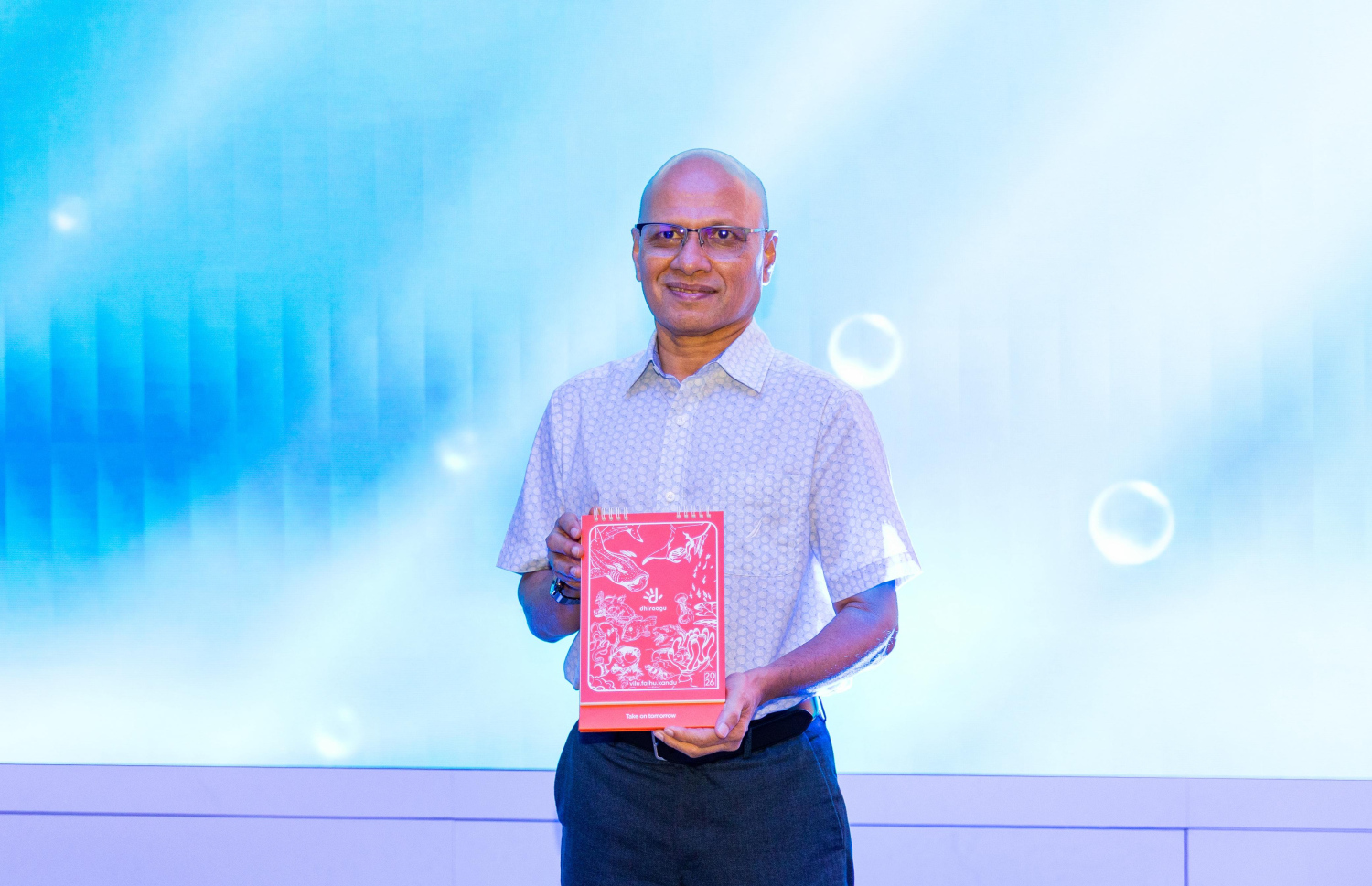 ދިރާގުގެ ސީއީއޯ އަދި މެނޭޖިން ޑިރެކްޓަރު އިސްމާއިލް ރަޝީދު 2026 ވަނަ އަހަރުގެ ކަލަންޑަރު ލޯންޗުކޮށްދެއްވަނީ. -- ފޮޓޯ: ނިޝާން އަލީ | މިހާރު
