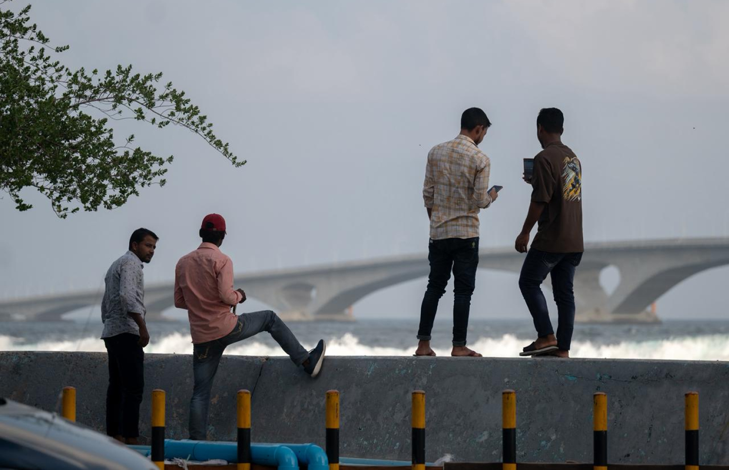 މާލެއަށް ވައި ނުސާފުވި ދުވަހެއްގައި ބަޔަކު ރާޅުގަނޑު ސަރަހައްދުގައި މަޑުކޮށްލައިގެން.-- ފޮޓޯ: ފަޔާޒް މޫސާ | މިހާރު