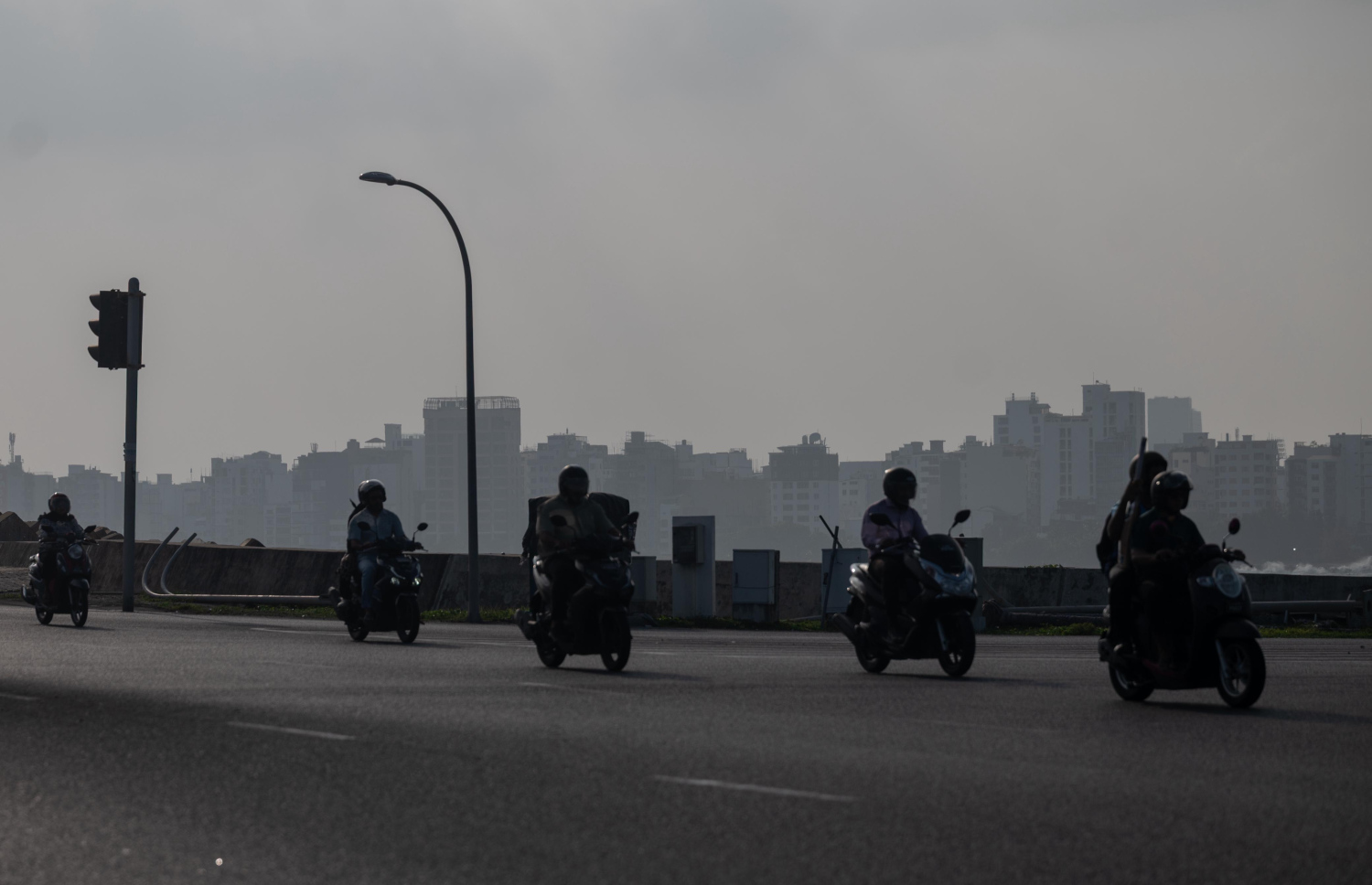 ވައި ނުސާފު ދުވަހެއްގައި ބަޔަކު ސައިކަލު މާލެ-ހުޅުމާލެ ހައިވޭ ހުރަސްކުރަނީ: މިއަދު ނުރައްކާތެރި މިންވަރަށް ވައި ނުސާފު-- ފޮޓޯ: ފަޔާޒް މޫސާ | މިހާރު