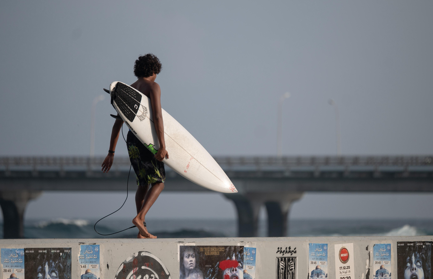 މާލެއަށް ވައި ނުސާފު ދުވަހެއްގައި ރާޅުގަނޑު ސަރަހައްދުގައި ސާފަރަކު ހިނގާފައި ދަނީ.-- ފޮޓޯ: ފަޔާޒް މޫސާ | މިހާރު