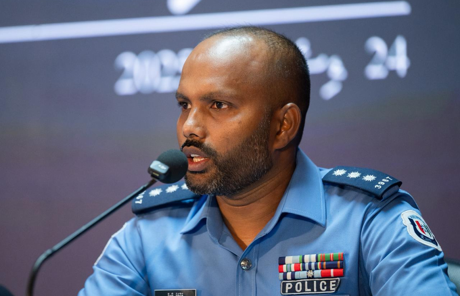 ފުލުހުންގެ ޑްރަގް ޑިޕާޓްމަންޓުން މިއަދު ބޭއްވި ޕްރެސް ކޮންފަރެންސްގައި ޗީފް އިންސްޕެކްޓާ އޮފް ޕޮލިސް ނާއިފް ވާހަކަދައްކަވަނީ.-- ފޮޓޯ: ފަޔާޒު މޫސާ/ މިހާރު