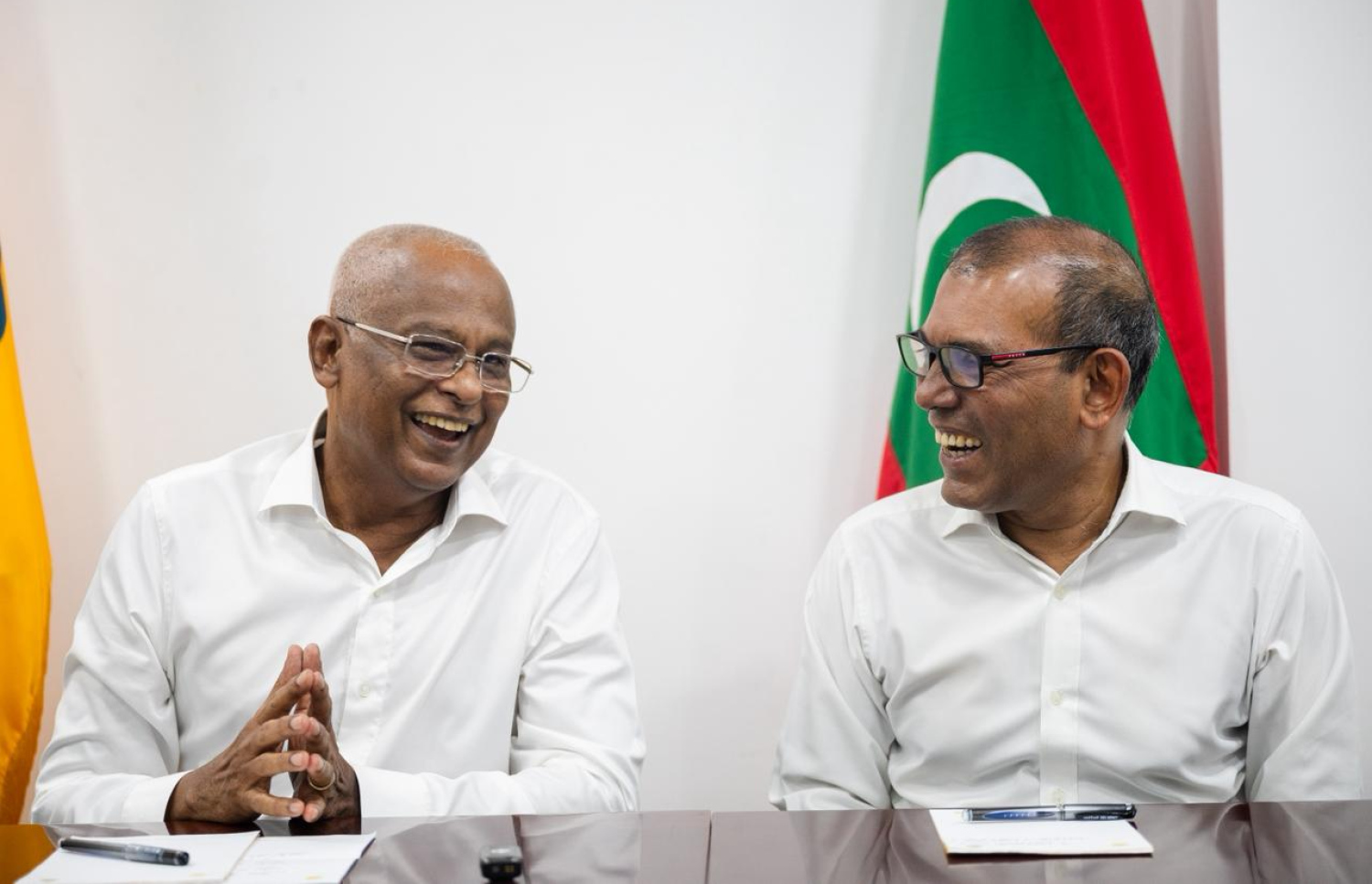 ކުރީގެ ރައީސް މުހައްމަދު ނަޝީދާއި ކުރީގެ ރައީސް އިބްރާހިމް މުހައްމަދު ސޯލިހު (އިބޫ) އިއްޔެ ބައްދަލުކުރައްވަނީ.--- ފޮޓޯ: ފަޔާޒު މޫސާ | މިހާރު