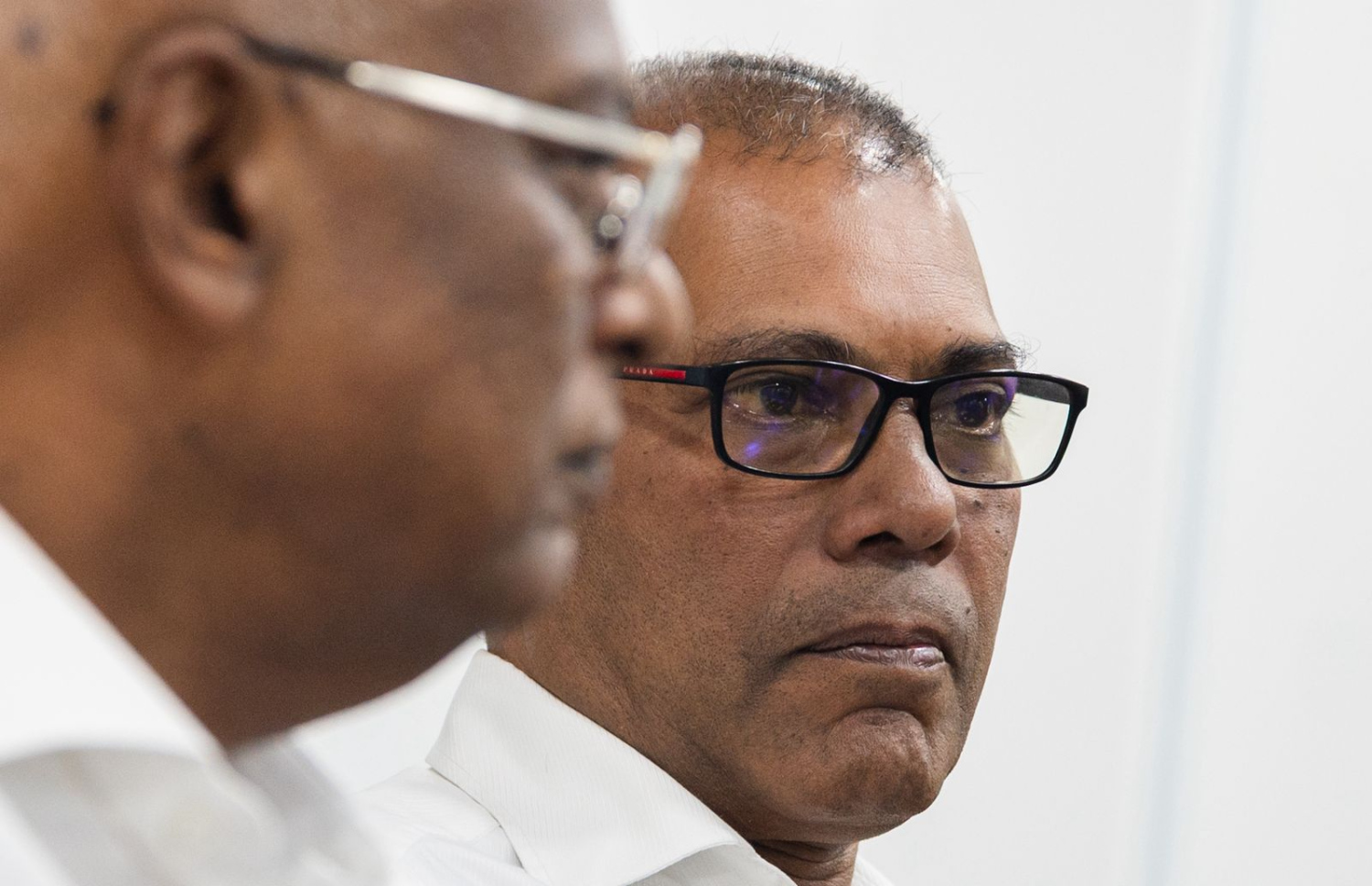 ކުރީގެ ރައީސް މުހައްމަދު ނަޝީދާއި ކުރީގެ ރައީސް އިބްރާހިމް މުހައްމަދު ސޯލިހު (އިބޫ) ބައްދަލުކުރެއްވުން.-- ފޮޓޯ: ފަޔާޒް މޫސާ | މިހާރު