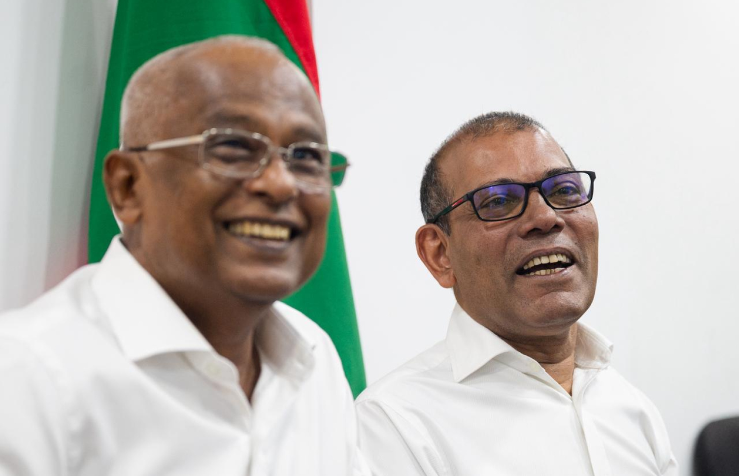 ކުރީގެ ރައީސް މުހައްމަދު ނަޝީދާއި ކުރީގެ ރައީސް އިބްރާހިމް މުހައްމަދު ސޯލިހު (އިބޫ) ބައްދަލުކުރެއްވުން.-- ފޮޓޯ: ފަޔާޒް މޫސާ | މިހާރު