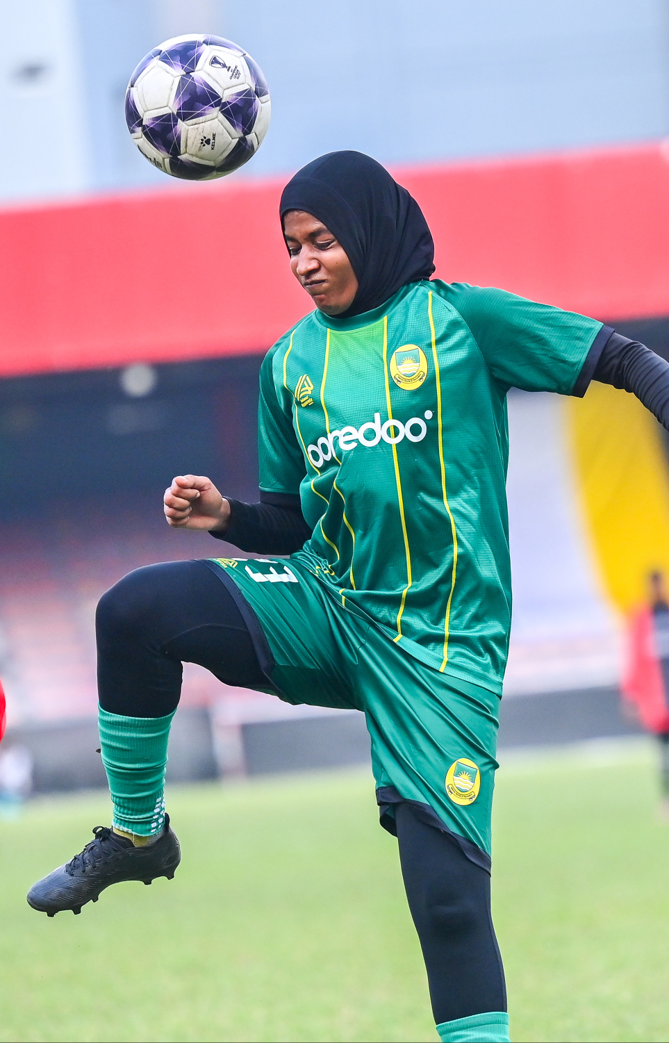 އަންހެން ފުޓްބޯޅަ ލީގުގެ ފަހު މެޗުގައި މާޒިޔާ އާއި އޮޑި ސްޕޯޓްސް ކްލަބު ބައްދަލުކުރި މެޗުގައި މާޒިޔާގެ ކުޅުންތެރިޔާ ބޮލުން ބޯޅަ ފޮނުވާލަނީ: މި މެޗު 2-0 އިން ކާމިޔާބު ކުރީ މާޒިޔާ.--- ފޮޓޯ: ފަޔާޒު މޫސާ | މިހާރު