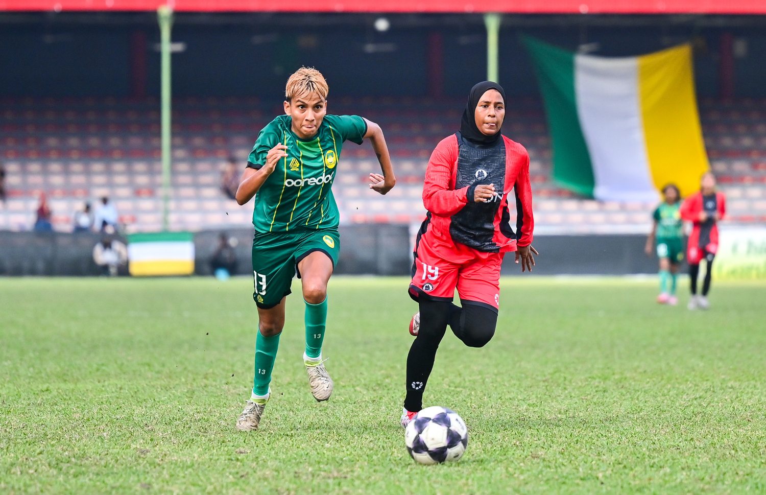 އަންހެން ފުޓްބޯޅަ ލީގުގެ ފަހު މެޗުގައި މާޒިޔާ އާއި އޮޑި ސްޕޯޓްސް ކްލަބު ބައްދަލުކުރި މެޗުގައި މާޒިޔާގެ ރޭކާ ޕޯޑެލް ބޯޅަ ހިފައިގެން ކުރިއަށް ދާން މަސަތްކަތް ކުރަނީ.--- ފޮޓޯ: ފަޔާޒު މޫސާ | މިހާރު