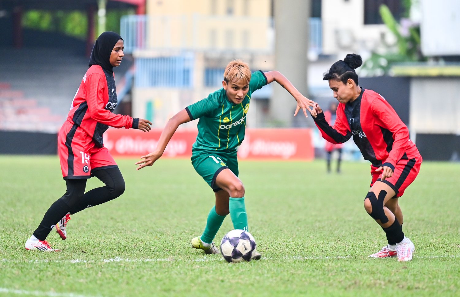 އަންހެން ފުޓްބޯޅަ ލީގުގެ ފަހު މެޗުގައި މާޒިޔާ އާއި އޮޑި ސްޕޯޓްސް ކްލަބު ބައްދަލުކުރި މެޗުގައި މާޒިޔާގެ ރޭކާ ޕޯޑެލް ބޯޅަ ހިފައިގެން ކުރިއަށް ދާން މަސަތްކަތް ކުރާއިރު އޮޑި ސްޕޯޓްސް ކްލަބްގެ ދެ ކުޅުންތެރިއަކު ބޯޅަ ހޯދަން މަސައްކަތް ކުރަނީ.--- ފޮޓޯ: ފަޔާޒު މޫސާ | މިހާރު