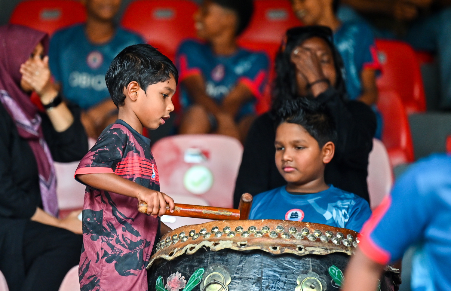 އަންހެން ފުޓްބޯޅަ ލީގުގެ ފަހު މެޗުގައި މާޒިޔާ އާއި އޮޑި ސްޕޯޓްސް ކްލަބް ބައްދަލުކުރި މެޗުގައި އޮޑި ސްޕޯޓްސް ކްލަބްގެ ތުއްތު ސަޕޯޓަރުން ބެރު ޖަހަނީ.--- ފޮޓޯ: ފަޔާޒު މޫސާ | މިހާރު