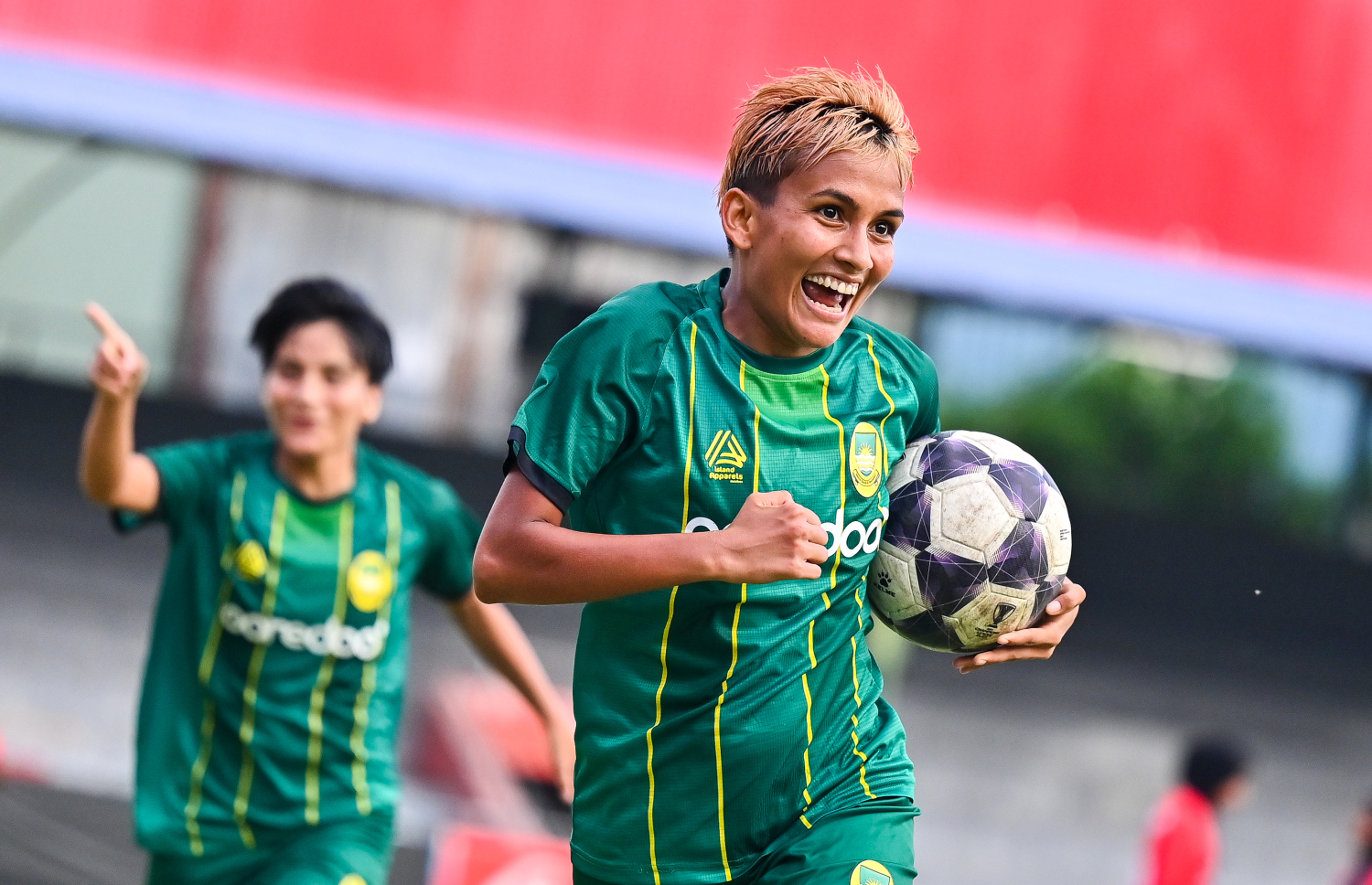 އަންހެން ފުޓްބޯޅަ ލީގުގެ ފަހު މެޗުގައި މާޒިޔާ އާއި އޮޑި ސްޕޯޓްސް ކްލަބު ބައްދަލުކުރި މެޗުގައި މާޒިޔާގެ ފުރަތަމަ ގޯލް ޖެހުމަށް ފަހު އުފާ ފާޅުކުރަނީ.--- ފޮޓޯ: ފަޔާޒު މޫސާ | މިހާރު