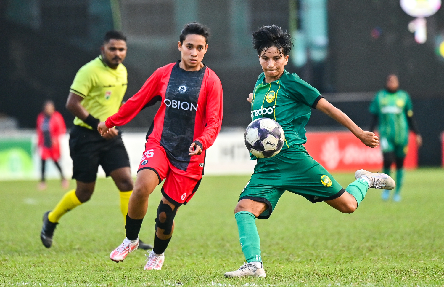 އަންހެން ފުޓްބޯޅަ ލީގުގެ ފަހު މެޗުގައި މާޒިޔާ އާއި އޮޑި ސްޕޯޓްސް ކްލަބު ބައްދަލުކުރި މެޗުގައި މާޒިޔާގެ ދީޕާ ޝާހީ ބޯޅަ ހިފައިގެން ކުރިއަށް ދާން މަސަތްކަތް ކުރަނީ.--- ފޮޓޯ: ފަޔާޒު މޫސާ | މިހާރު