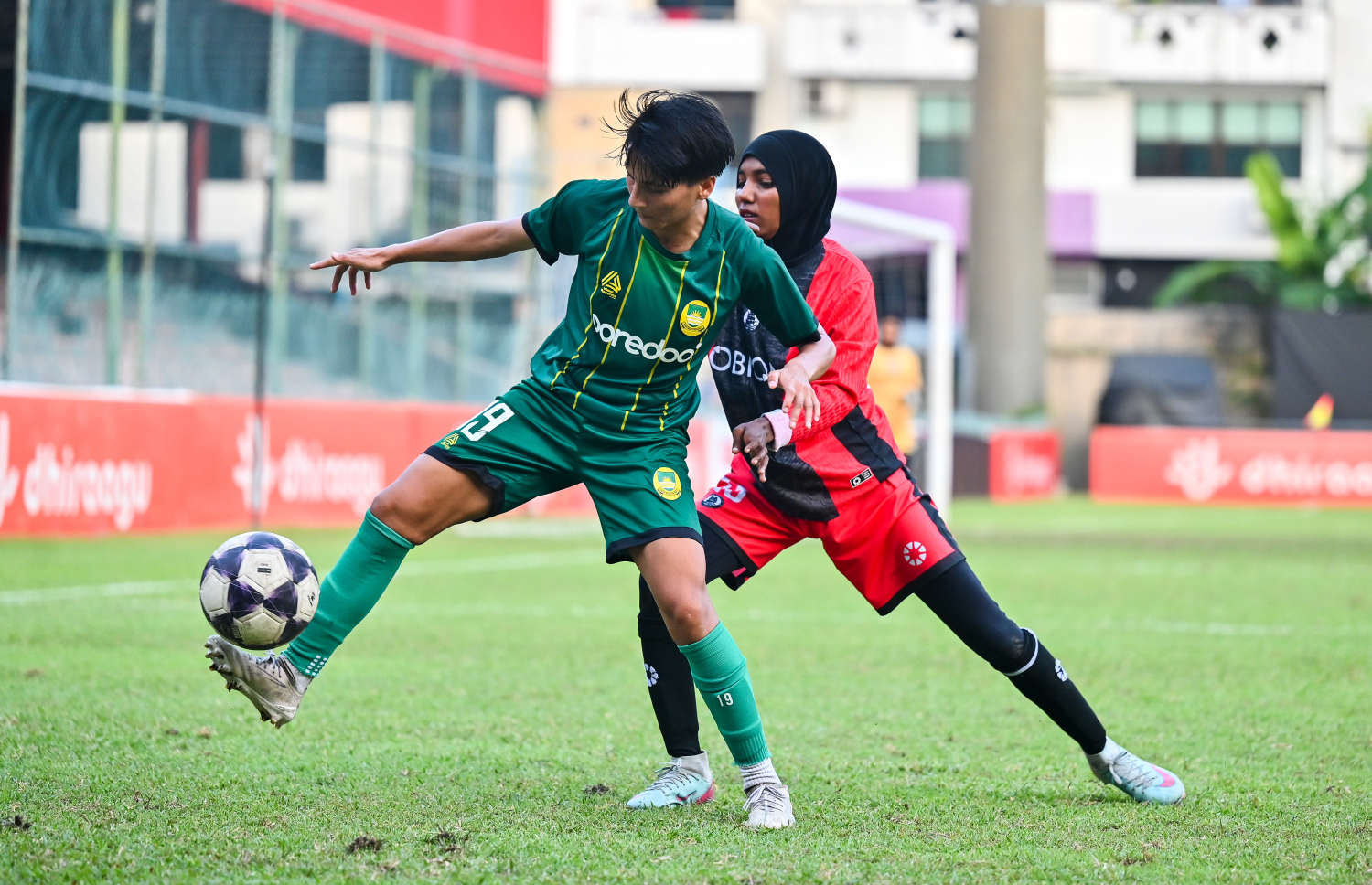 އަންހެން ފުޓްބޯޅަ ލީގުގެ ފަހު މެޗުގައި މާޒިޔާ އާއި އޮޑި ސްޕޯޓްސް ކްލަބު ބައްދަލުކުރި މެޗުގައި މާޒިޔާގެ ކުޅުންތެރިން ބޯޅަ ހިފައިގެން ކުރިއަށް ދާން މަސަތްކަތް ކުރަނީ.--- ފޮޓޯ: ފަޔާޒު މޫސާ | މިހާރު