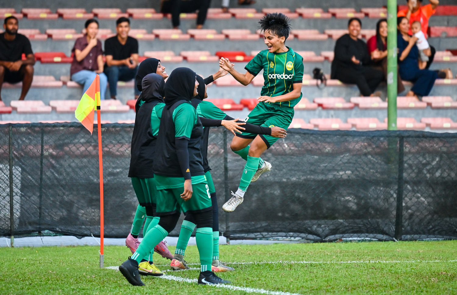 އަންހެން ފުޓްބޯޅަ ލީގުގެ ފަހު މެޗުގައި މާޒިޔާ އާއި އޮޑި ސްޕޯޓްސް ކްލަބު ބައްދަލުކުރި މެޗުގައި މާޒިޔާގެ ދެވަނަ ގޯލް ޖެހުމަށް ފަހު އުފާ ފާޅުކުރަނީ.--- ފޮޓޯ: ފަޔާޒު މޫސާ | މިހާރު