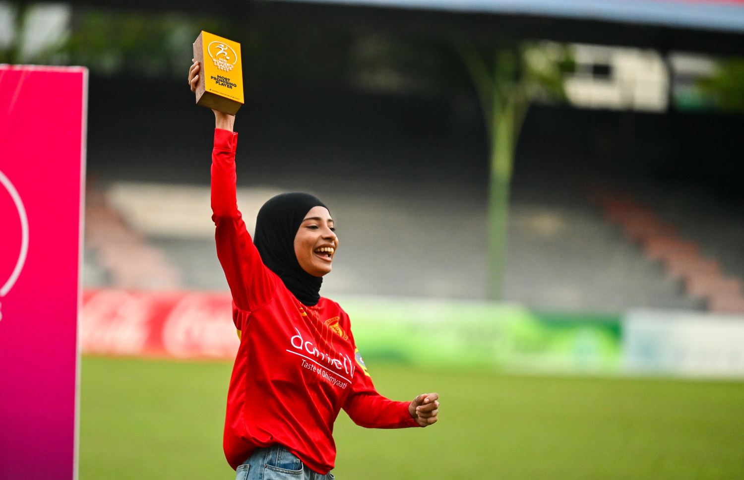 އަންހެން ފުޓްބޯޅަ ލީގުގެ އެންމެ އުއްމީދީ ކުޅުންތެރިޔާ އަށް ހޮވުނު ވިކްޓަރީގެ އާއިޝަތު ޝަހާ ޝަރީފް ޓްރޮފީ ހިފައިގެން އުފާފާޅުކުރަނީ.--- ފޮޓޯ: ފަޔާޒު މޫސާ | މިހާރު