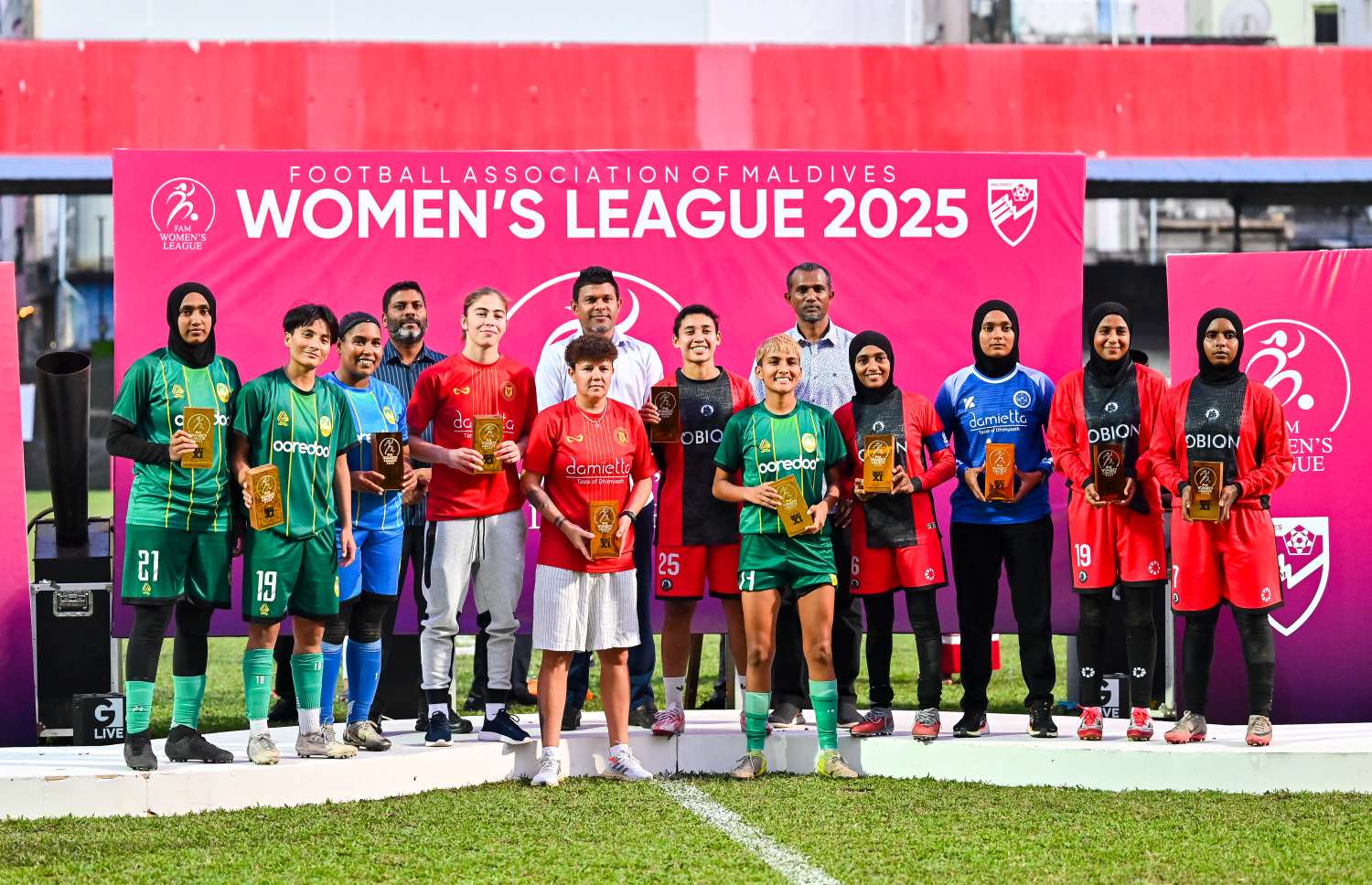 އަންހެން ފުޓްބޯޅަ ލީގުގެ ޑްރީމް ޓީމަކަށް ހޮވުނު ކުޅުންތެރިން ނައިބު ރައީސް ހުސައިން މުހައްމަދު ލަތީފާ އެކު ފޮޓޯއަކަށް ހުއްޓިގެން.--- ފޮޓޯ: ފަޔާޒު މޫސާ | މިހާރު