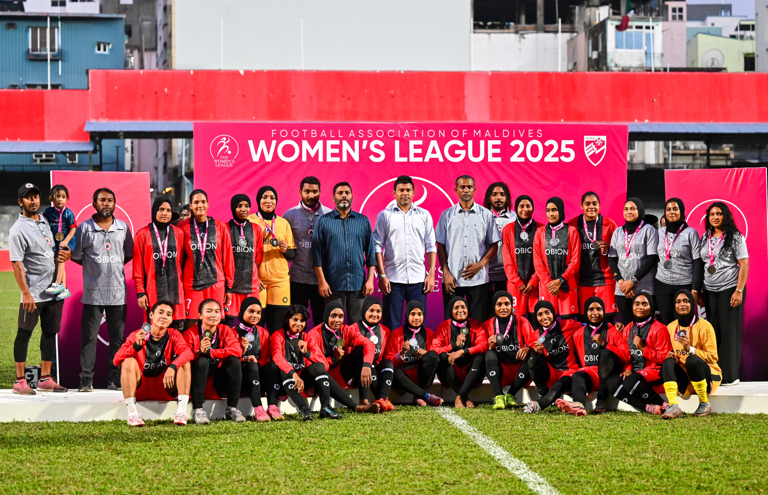 އަންހެން ފުޓްބޯޅަ ލީގުގެ ދެވަނަ ހޯދި އޮޑި ސްޕޯޓްސް ކްލަބުގެ ކުޅުންތެރިން ނައިބު ރައީސް ހުސައިން މުހައްމަދު ލަތީފާ އެކު ފޮޓޯއަކަށް ތައްޔާރުވެގެން.--- ފޮޓޯ: ފަޔާޒު މޫސާ | މިހާރު