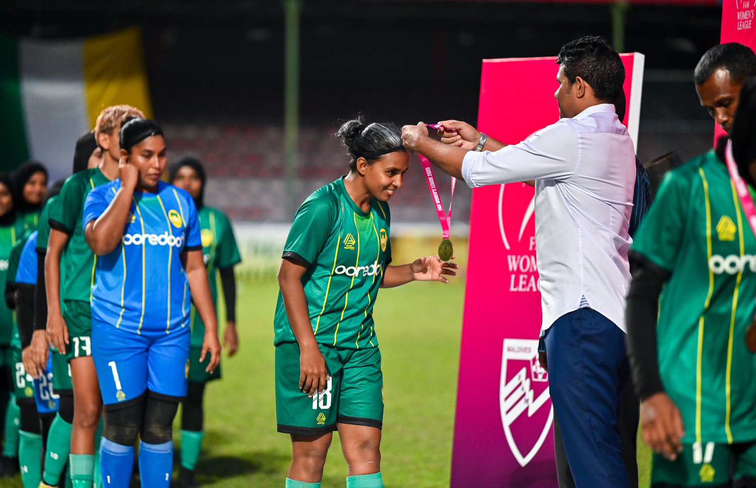 އަންހެން ފުޓްބޯޅަ ލީގު ކާމިޔާބުކުރި މާޒިޔާ ޓީމުގެ ކުޅުންތެރިންނާ ނައިބު ރައީސް ހުސައިން މުހައްމަދު ލަތީފް މެޑަލް ހަވާލު ކޮށްދެއްވަނީ.--- ފޮޓޯ: ފަޔާޒު މޫސާ | މިހާރު