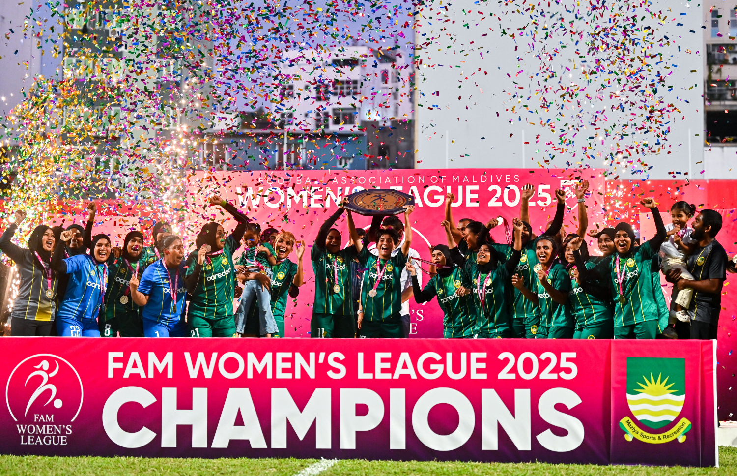 އަންހެން ފުޓްބޯޅަ ލީގު ކާމިޔާބުކުރި މާޒިޔާ ޓީމުގެ ކުޅުންތެރިން މުބާރާތުގެ އައްޑަނަ ހިފައިގެން އުފާފާޅުކުރަނީ.--- ފޮޓޯ: ފަޔާޒު މޫސާ | މިހާރު