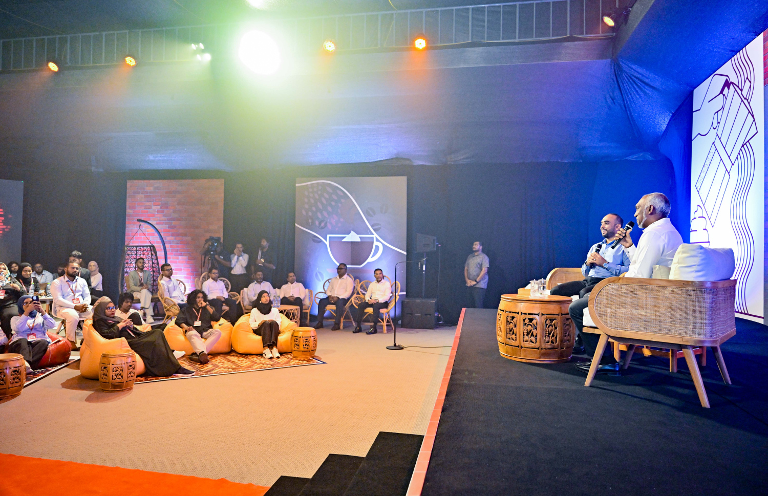 "ޔޫތު ކޮފީ ވިތު ޕްރެޒިޑެންޓް"ގެ ނަމުގައި ރޭ ކުރިޔަށް ގެންދިޔަ އިވެންޓުގައި ޒުވާނުންގެ ސުވާލުތަކަށް ރައީސް ޖަވާބު ދެއްވަނީ --- ފޮޓޯ/ރައީސް އޮފީސް