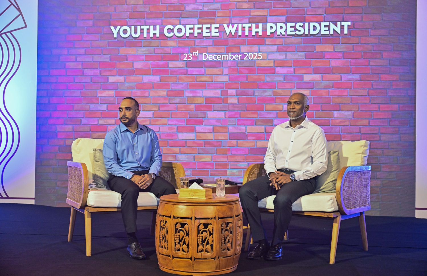 "ޔޫތު ކޮފީ ވިތު ޕްރެޒިޑެންޓް"ގެ ނަމުގައި ރޭ ކުރިޔަށް ގެންދިޔަ އިވެންޓުގައި ޒުވާނުންގެ ސުވާލުތަކަށް ރައީސް ޖަވާބު ދެއްވަނީ --- ފޮޓޯ/ރައީސް އޮފީސް