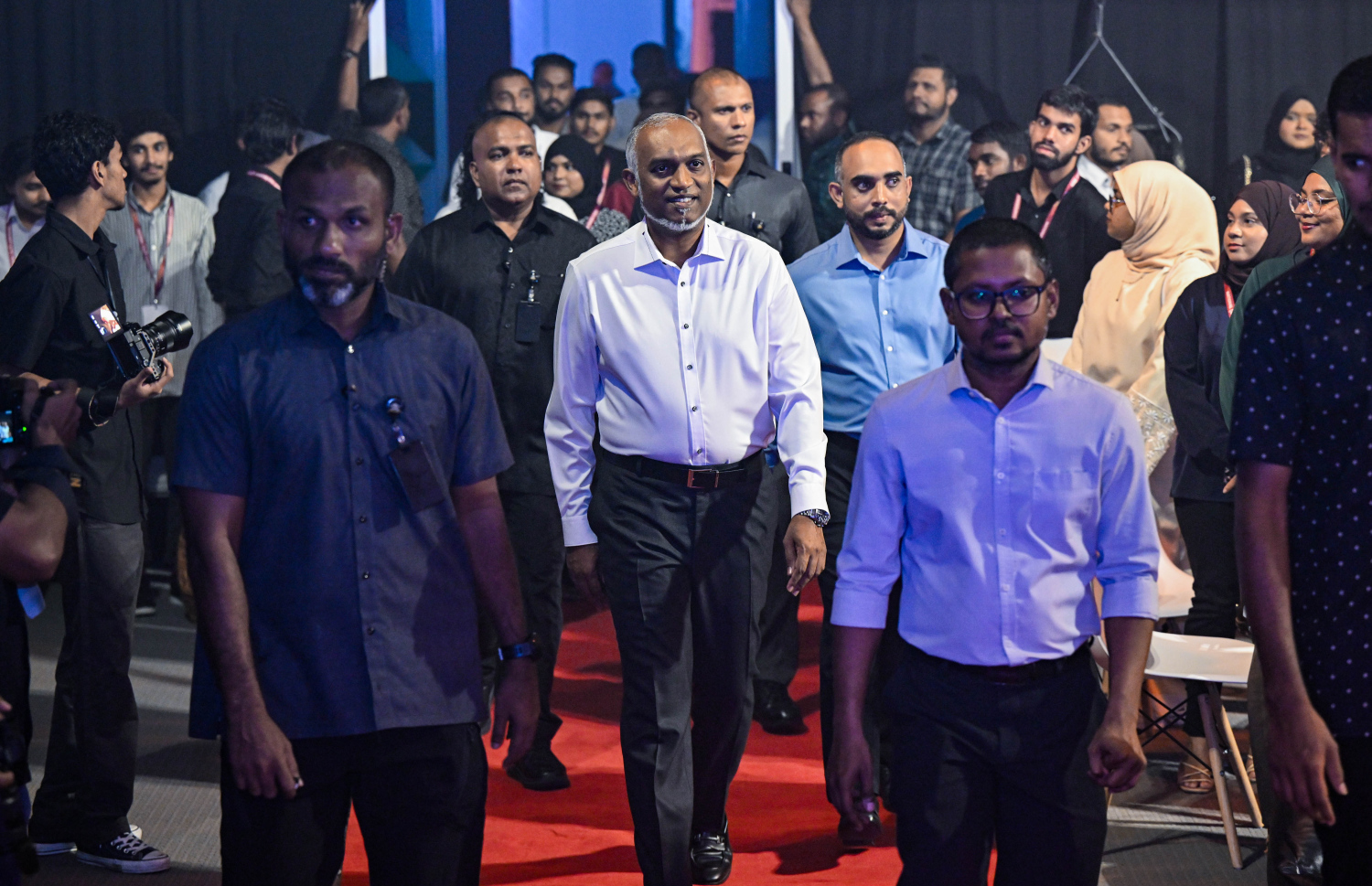 "ޔޫތު ކޮފީ ވިތު ޕްރެޒިޑެންޓް"ގެ ނަމުގައި ޒުވާނުންގެ ސުވާލުތަކަށް ރައީސް ޖަވާބު ދެއްވަން ރޭ ކުރިއަށް ގެންދިޔަ އިވެންޓަށް ރައީސް މުއިއްޒު ވަަޑައިގަންނަވަނީ --- ފޮޓޯ/ރައީސް އޮފީސް