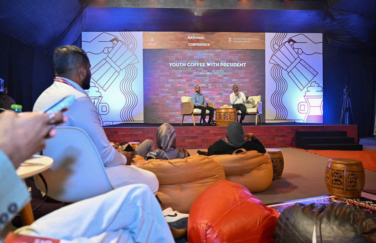 "ޔޫތު ކޮފީ ވިތު ޕްރެޒިޑެންޓް"ގެ ނަމުގައި ރޭ ކުރިޔަށް ގެންދިޔަ އިވެންޓުގައި ޒުވާނުންގެ ސުވާލުތަކަށް ރައީސް ޖަވާބު ދެއްވަނީ --- ފޮޓޯ/ރައީސް އޮފީސް