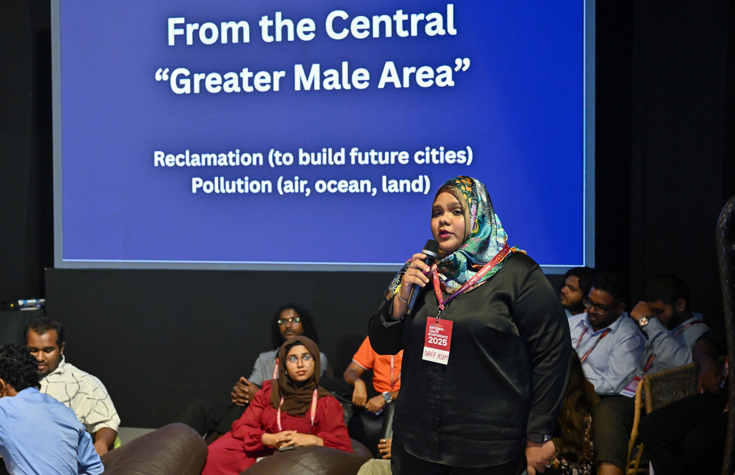 "ޔޫތު ކޮފީ ވިތު ޕްރެޒިޑެންޓް"ގެ ނަމުގައި ރޭ ކުރިޔަށް ގެންދިޔަ އިވެންޓުގައި ބައިވެރިވި ބައިވެރިވި ޒުވާނަކު ސުވާލުކުރަނީ --- ފޮޓޯ/ރައީސް އޮފީސް