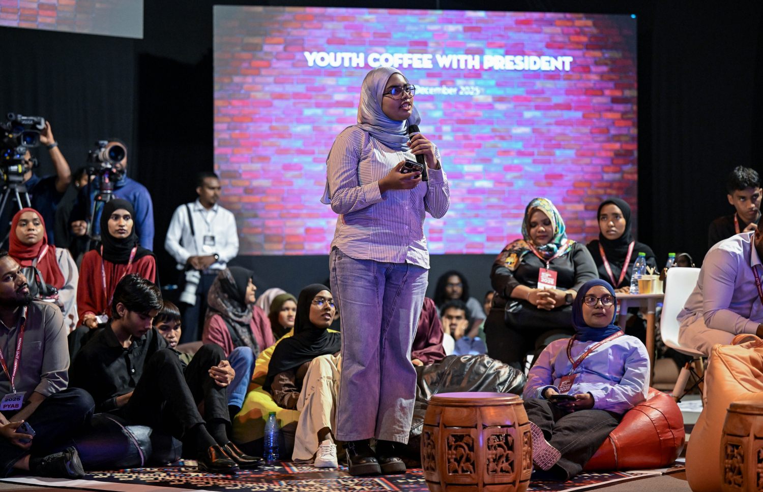 "ޔޫތު ކޮފީ ވިތު ޕްރެޒިޑެންޓް"ގެ ނަމުގައި ރޭ ކުރިޔަށް ގެންދިޔަ އިވެންޓުގައި ބައިވެރިވި ބައިވެރިވި ޒުވާނަކު  ސުވާލުކުރަނީ --- ފޮޓޯ/ރައީސް އޮފީސް