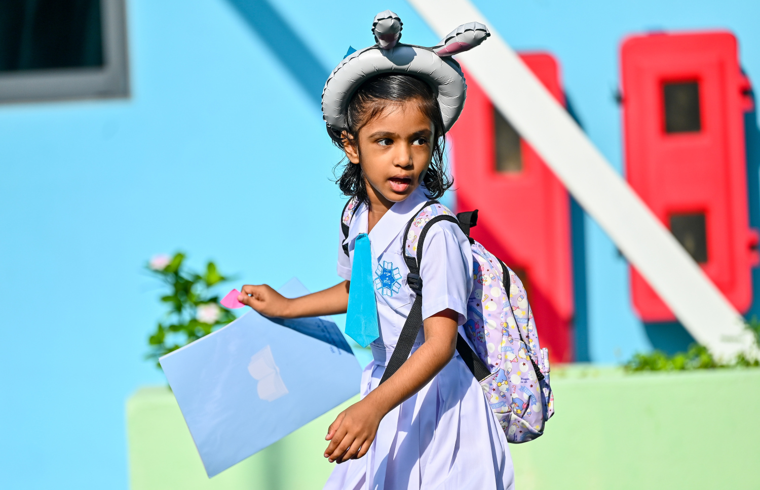 ހުޅުމާލެ 2 ގެ ކާމީލް ދީދީ ސްކޫލްގެ ދަރިވަރަކު ރިޕޯޓު ފޮތް ހިފައިގެން ސްކޫލުން ނިކުންނަން ދަނީ.--- ފޮޓޯ: ފަޔާޒު މޫސާ | މިހާރު