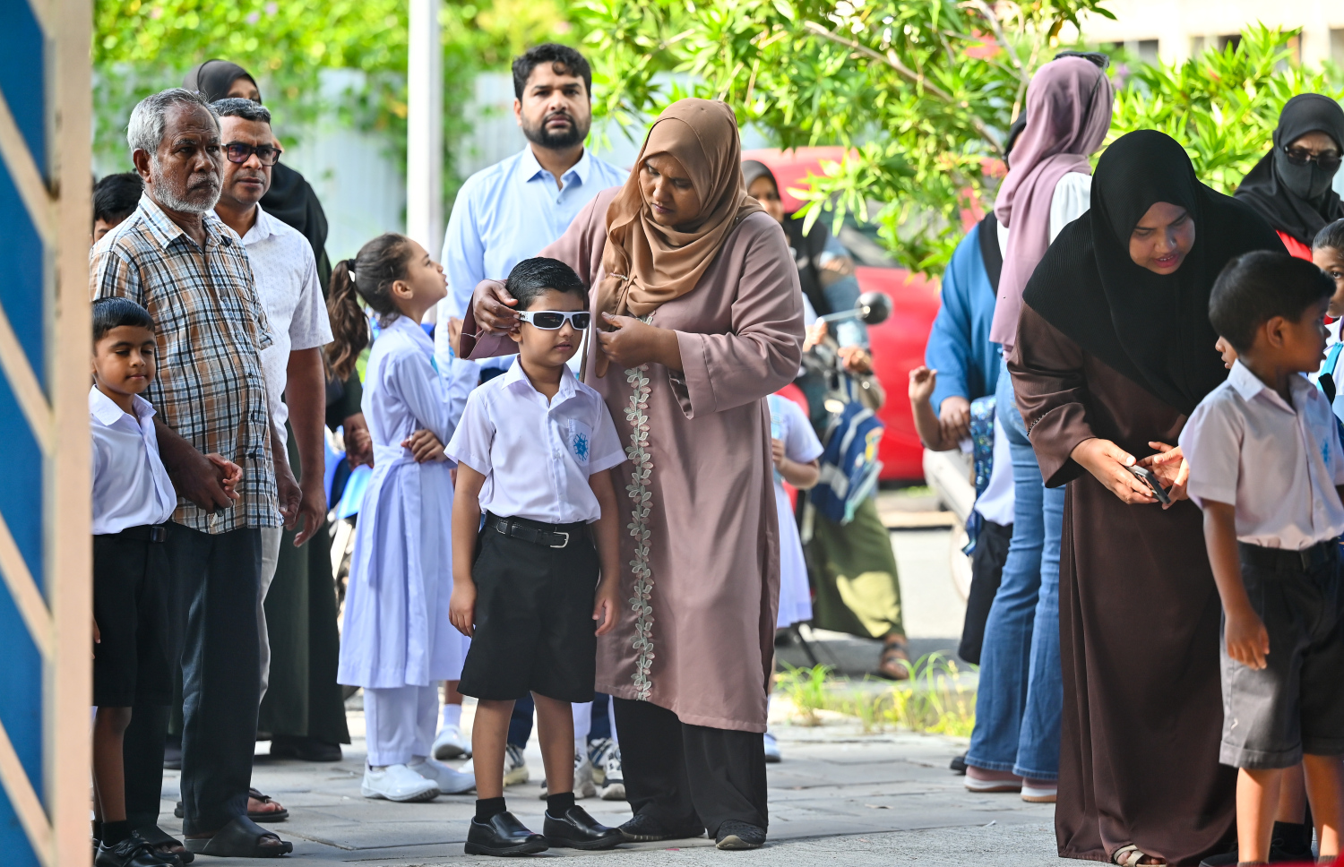 ހުޅުމާލެ 2 ގައި ހުންނަ ކާމިލް ދީދީ ސްކޫލްގެ ދަރިވަރުން ރިޕޯޓް ފޯމު ބަލާ ސްކޫލަށް ވަންނަން ތައްޔާރު ވެގެން.--- ފޮޓޯ: ފަޔާޒު މޫސާ | މިހާރު