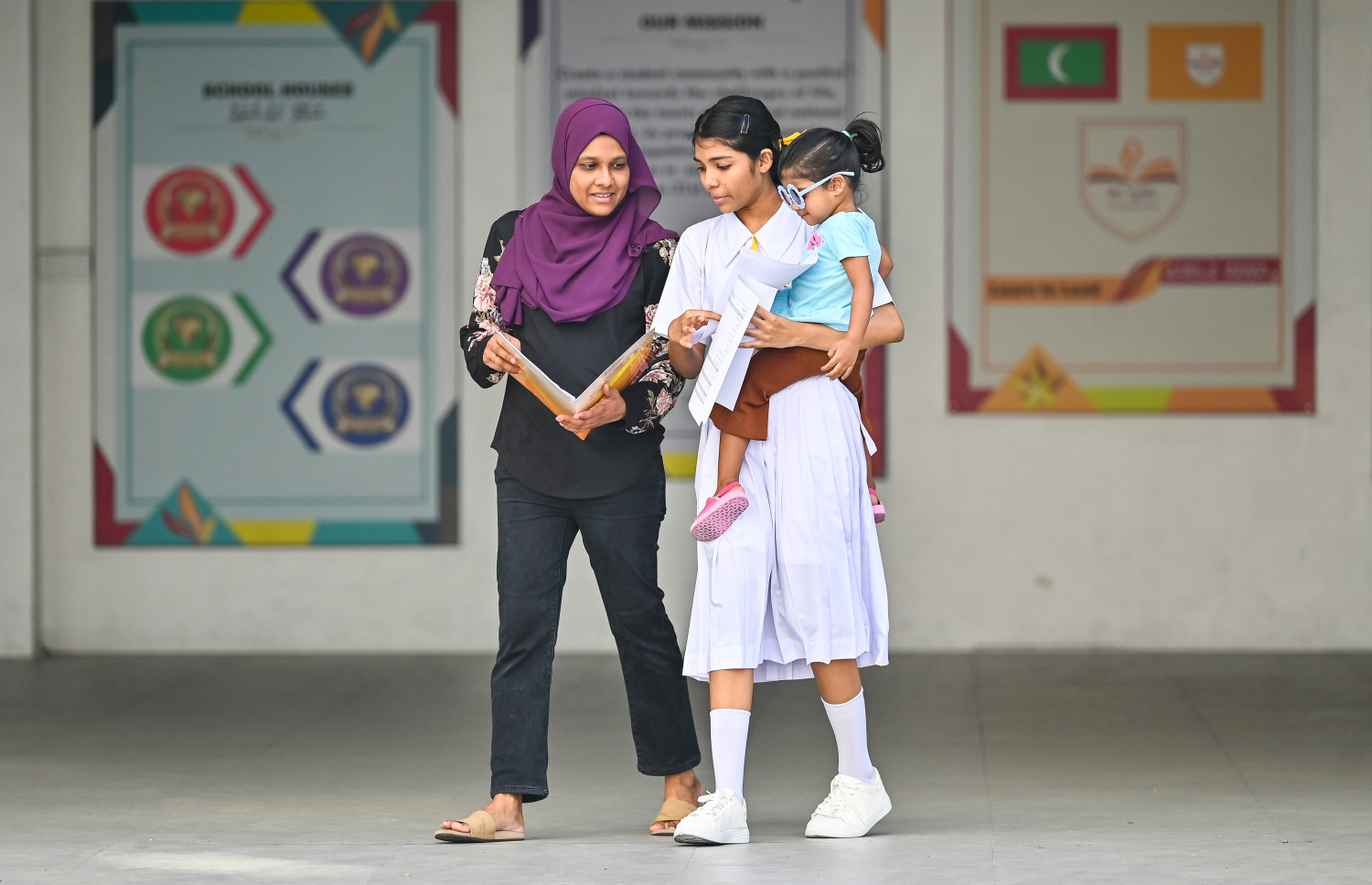 މި އަހަރުގެ އޭޕްރީލް މަހު ފެށި ދިރާސީ އަހަރުގެ ކިޔެވުން ނިންމައި، ހުޅުމާލޭގެ ސަލާހުއްދީން ސްކޫލު ދަރިވަރަކު ރިޕޯޓު ފޮތް ހިފައިގެން ބެލެނިވެރިޔާ އެކު ދަނީ.--- ފޮޓޯ: ފަޔާޒު މޫސާ | މިހާރު