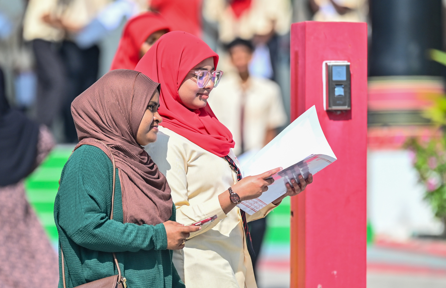 މި އަހަރުގެ އޭޕްރީލް މަހު ފެށި ދިރާސީ އަހަރުގެ ކިޔެވުން ނިންމައި ހުޅުމާލޭގެ ޣާޒީ ސްކޫލުގެ ދަރިވަރަކު ރިޕޯޓު ފޮތް ހިފައިގެން ބެލެނިވެރިޔާ އެކު ދަނީ.--- ފޮޓޯ: ފަޔާޒު މޫސާ | މިހާރު