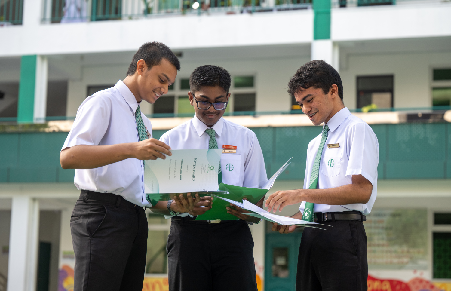 އަމީނިއްޔާ ސްކޫލުގެ ދަރިވަރުންތަކެއް ރިޕޯޓް ފޯމު ބަލަނީ: އެކަޑަމިކް ކަލަންޑަރުގައިވާ ގޮތުން ސްކޫލްތަކުގެ ކިޔެވުން ދެން ފެށޭނީ އަންނަ ޖެނުއަރީ 27ގައި.--- ފޮޓޯ: ނިޝާން އަލީ | މިހާރު