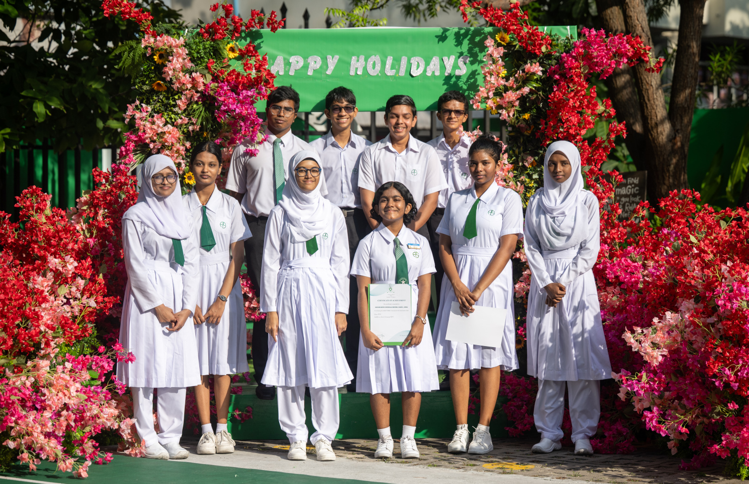 އަމީނިއްޔާ ސްކޫލްގެ ދަރިވަރުންތަކެއް ރިޕޯޓު ފޯމާ އެކު ފޮޓޯއަކަށް ހުއްޓިގެން.--- ފޮޓޯ: ނިޝާން އަލީ | މިހާރު