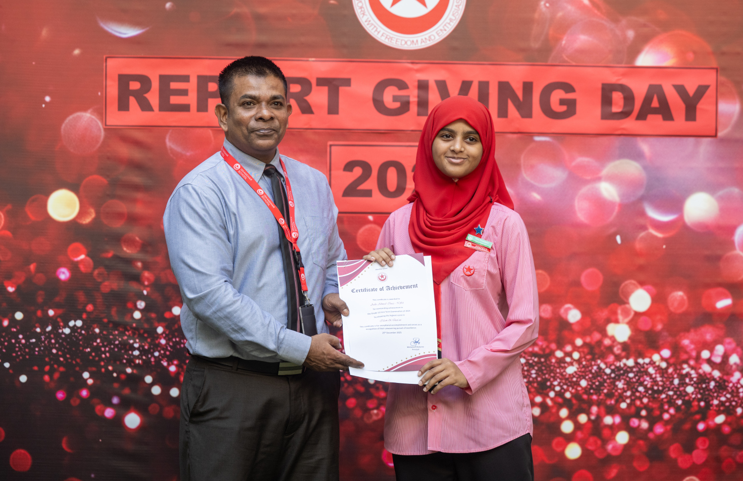 މި އަހަރުގެ އޭޕްރީލް މަހު ފެށި ދިރާސީ އަހަރުގެ ކިޔެވުން ނިންމައި އިސްކަންދަރު ސްކޫލް ދަރިވަރަކާ އެ ސްކޫލްގެ ޕްރިންސިޕަލް މުހައްމަދު ޝުކުރީ ރިޕޯޓު ފޯމު ހަވާލު ކޮށްދެއްވަނީ.--- ފޮޓޯ: ނިޝާން އަލީ | މިހާރު