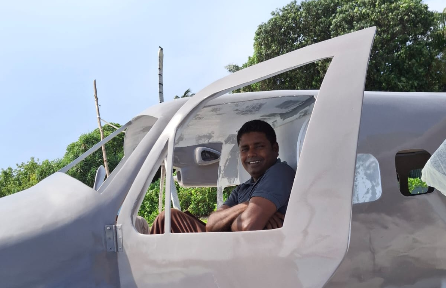 މާޖިދު އުފެއްދި ސީޕްލޭން މޮޑެލްގައި އޭނާ އިށީނދެލަނީ.