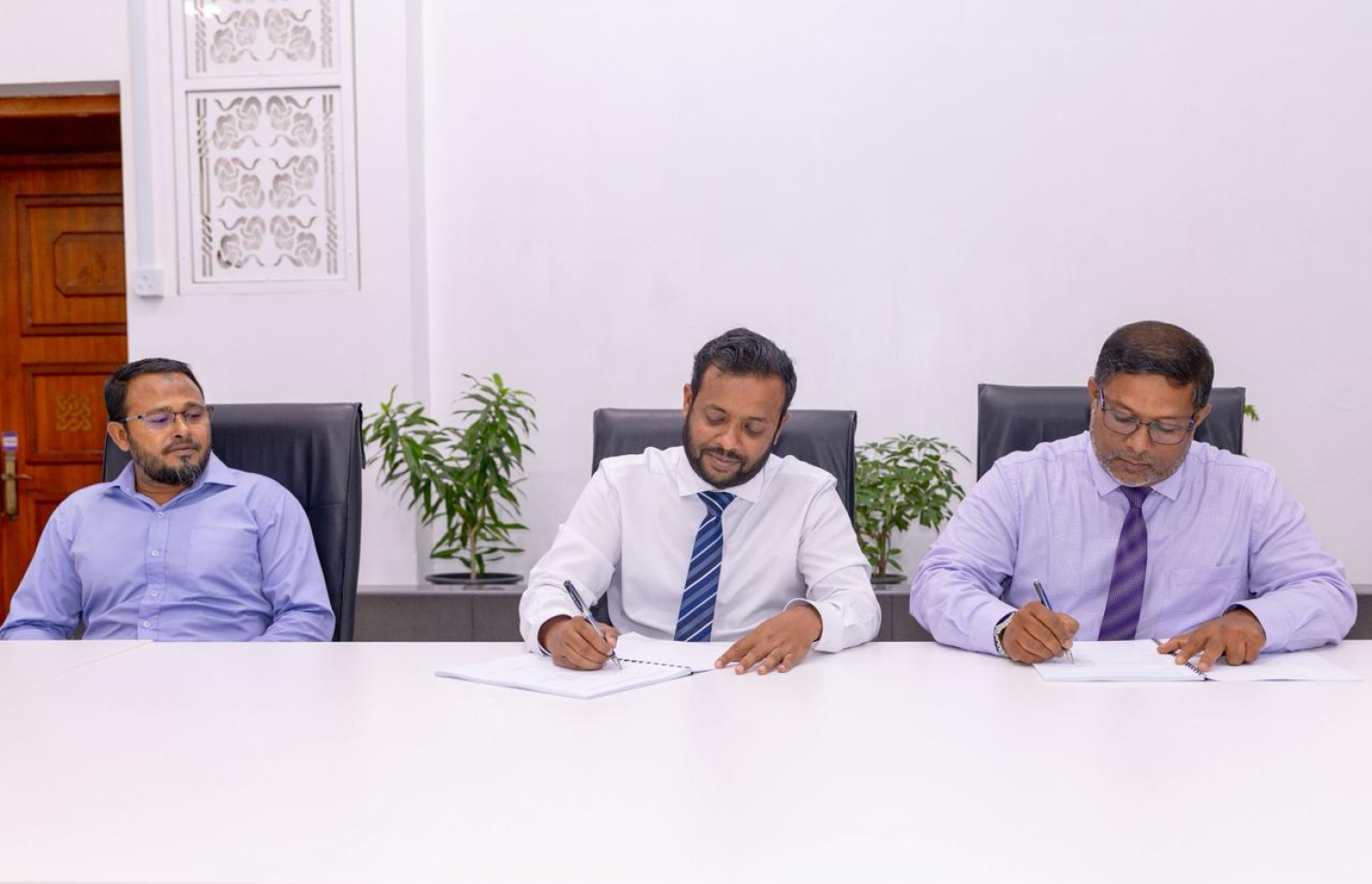 ފިޔޯރީގެ މަގު ހެދުމުގެ މަޝްރޫއުގައި ކޮންސްޓްރަކްޝަން މިނިސްޓަރު މުއްތަލިބާއި އާރުޑީސީގެ އެމްޑީ ނަޒީމް މިއަދު ސޮއިކުރައްވާއިރު، އަރިހުގައި އެ ދާއިރާގެ މެމްބަރު އަޝްރަފް.---ފޮޓޯ: ކޮންސްޓްރަކްޝަން މިނިސްޓްރީ