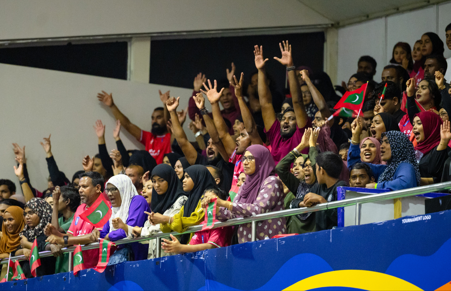 ކާވާ ކަޕްގެ ފައިނަލް މެޗުގައި ރާއްޖެ އާއި ކިރިގިސްތާން ބައްދަލުކުރި މެޗުގައި ގިނަ އަދަދެއްގެ ބަޔަކު ސޯޝަލް ސެންޓަރަށް ވަދެ ވަނީ ގައުމީ ޓީމަށް ހިތްވަރު ދީފައި.--- ފޮޓޯ: ފަޔާޒު މޫސާ | މިހާރު