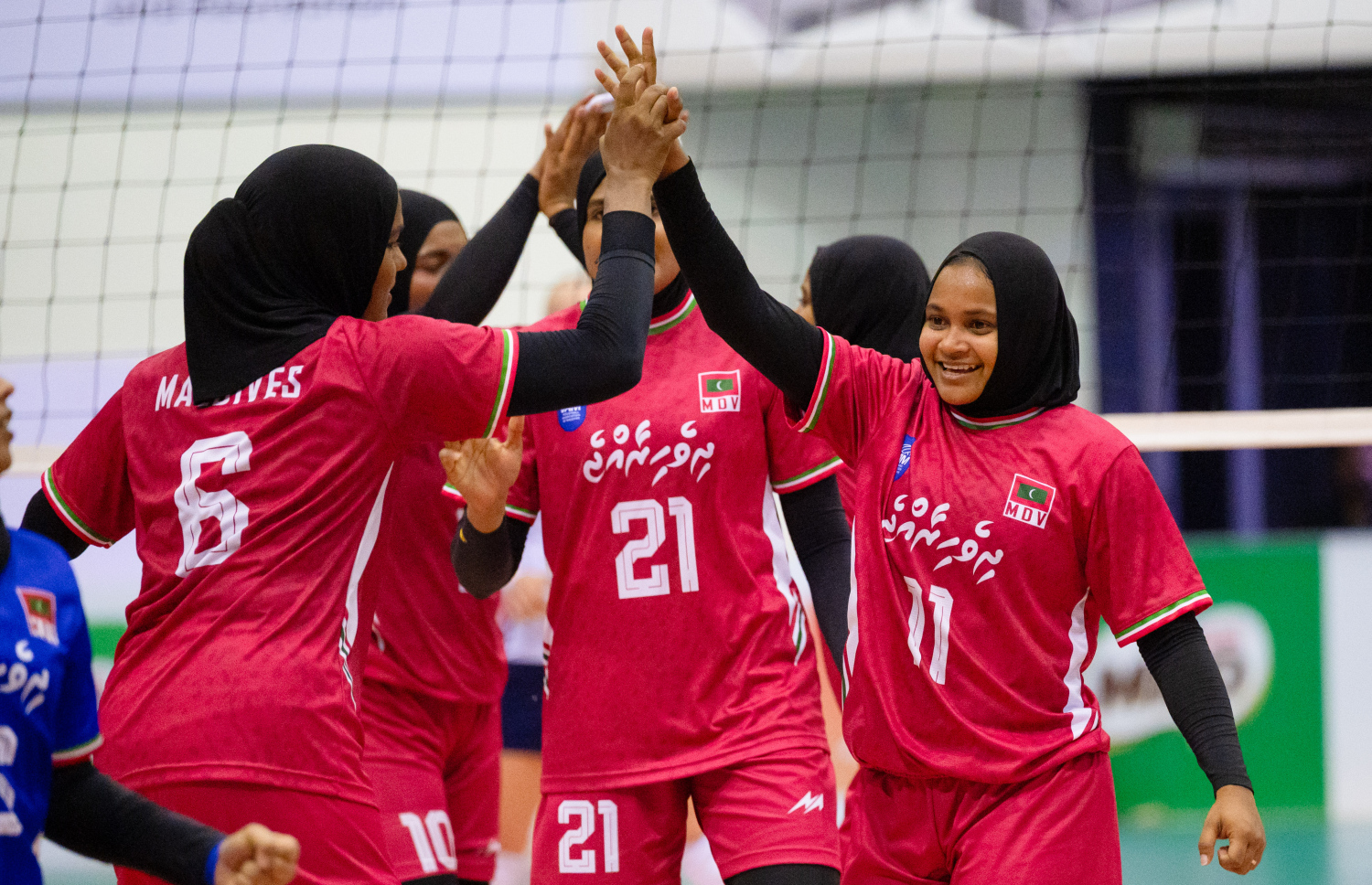 ކާވާ ކަޕްގެ ފައިނަލް މެޗުގައި ރާއްޖެ އާއި ކިރިގިސްތާން ބައްދަލުކުރި މެޗުގައި ޕޮއިންޓެއް ހޯދުމަށް ފަހު ގައުމީ ޓީމް ކުޅުންތެރިން އުފާ ފާޅުުކުރަނީ.--- ފޮޓޯ: ފަޔާޒު މޫސާ | މިހާރު