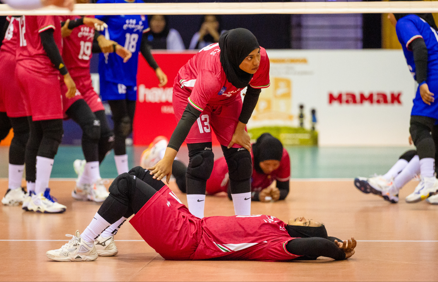 ކާވާ ކަޕް ފައިނަލް މެޗުގައި 3-1 ސެޓުން ކިރިގިސްތާނު އަތުން ބަލިވުމާ ގުޅިގެން، ދިވެހި ގައުމީ ވޮލީ އަންހެން ޓީމުގެ ކުޅުންތެރިން ކޯޓު ތެރޭގައި މަޑުކޮށްލައިގެން: މިއީ ކިރިގިސްތާނު އަތުން ފައިނަލުގައި ރާއްޖޭން އަމިއްލަ ގައުމުގައި ކުޅެ ވިދިވިދިގެން ބަލިވި ދެވަނަ ފަހަރު.--- ފޮޓޯ: ފަޔާޒު މޫސާ | މިހާރު