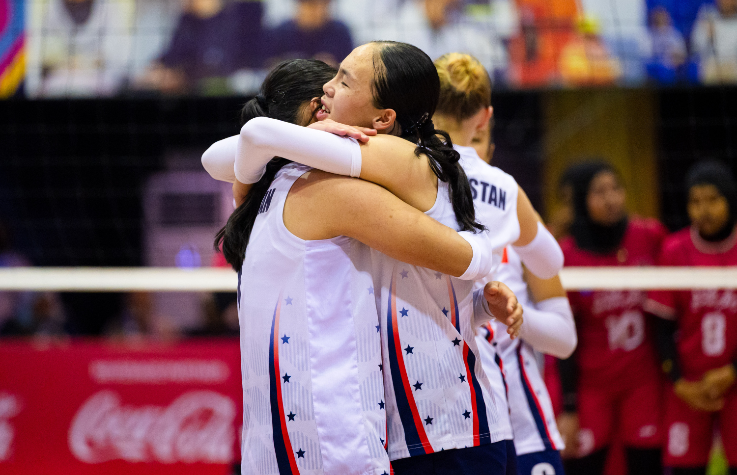 ކާވާ ކަޕްގެ ފައިނަލް މެޗުގައި ރާއްޖެ އާއި ކިރިގިސްތާން ބައްދަލުކުރި މެޗުގެ ފަހު ޕޮއިންޓް ހޯދައި، މުބާރާތް ކާމިޔާބުކުރުމަށް ފަހު ކިރިގިސްތާންގެ ގައުމީ ވޮލީ ޓީމުގެ ކުޅުންތެރިން އުފާފާޅުކުރަނީ.--- ފޮޓޯ: ފަޔާޒު މޫސާ | މިހާރު