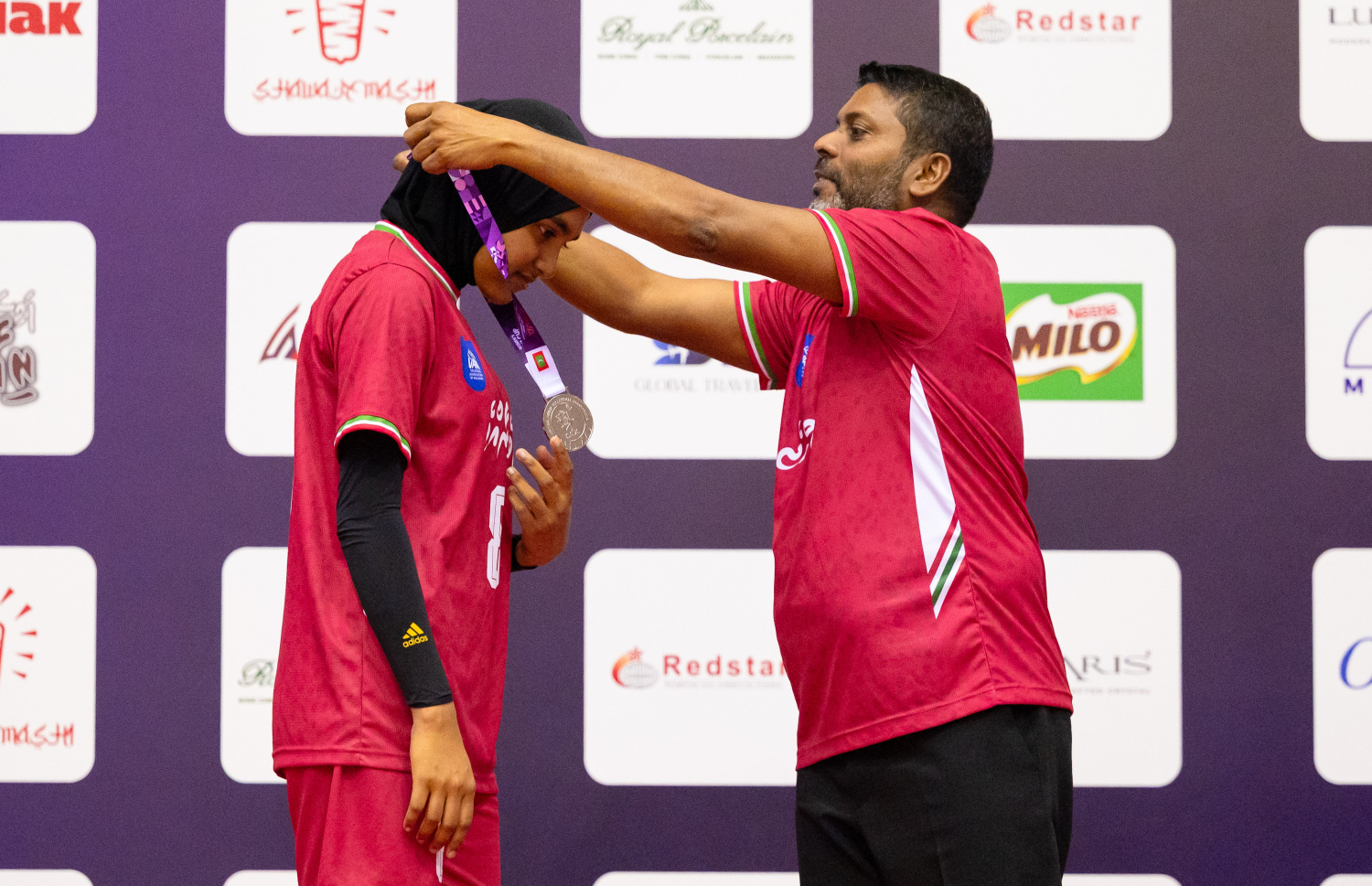 ކާވާ ކަޕްގެ ދެވަނަ ޓީމަކަށް ހޮވުނު ރާއްޖޭގެ ގައުމީ ވޮލީ އަންހެން ޓީމގެ  ކުޅުންތެރިންނާ ސްޕޯޓްސް މިނިސްޓަރު އަބްދުﷲ ރާފިއު މެޑަލް ހަވާލުކޮށްދެއްވަނީ.--- ފޮޓޯ: ފަޔާޒު މޫސާ | މިހާރު