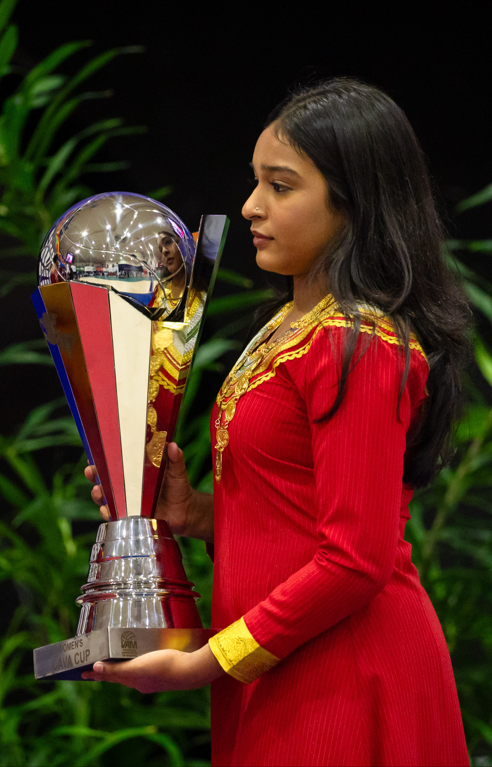 ކާވާ ކަޕް ކާމިޔާބުކުރާ ޓީމަށް ދޭ ތަށި ސްޓޭޖަށް އަރުވަނީ: ފައިނަލުގައި 3-1 ސެޓުން ރާއްޖެ ބަލިކޮށް މުބާރާތް ކާމިޔާބުކުރީ ކިރިގިސްތާން.--- ފޮޓޯ: ފަޔާޒު މޫސާ | މިހާރު.