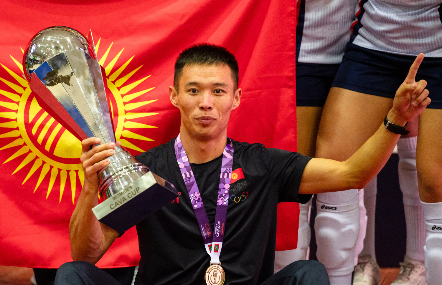 ކާވާ ކަޕް ކާމިޔާބް ފައިނަލުގައި 3-1 ސެޓުން ރާއްޖެ ބަލިކޮށް މުބާރާތް ކާމިޔާބުކުރި ކިރިގިސްތާން ޓީމުގެ ކޯޗު ތައްޓާއެކު އުފާފާޅުކުރަނީ.--- ފޮޓޯ: ފަޔާޒު މޫސާ | މިހާރު