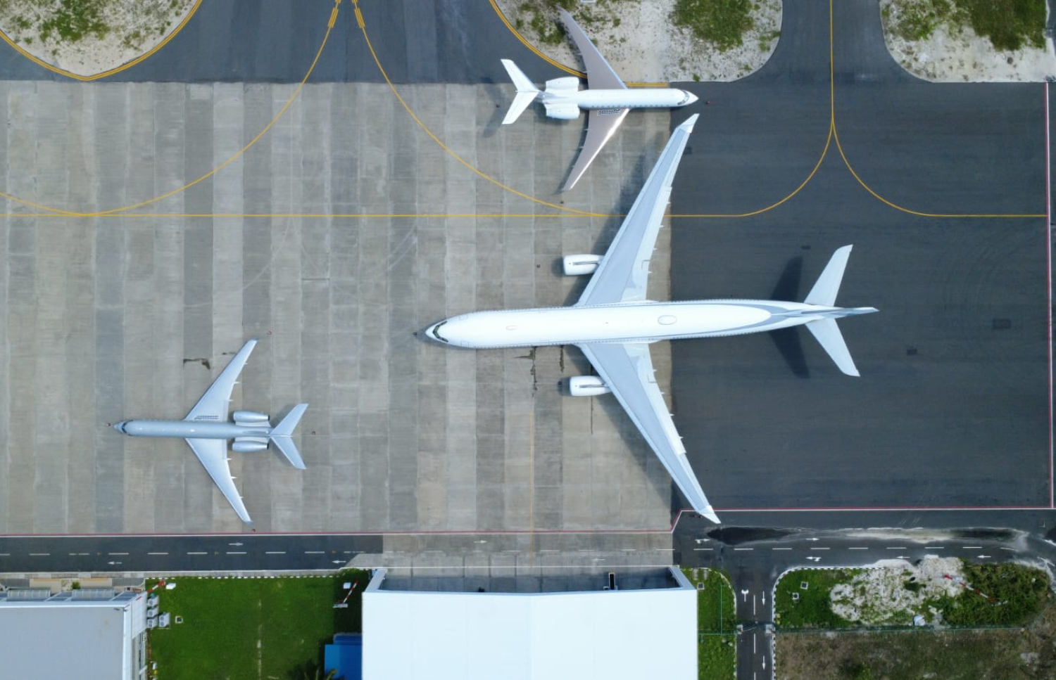 މާފަރު އިންޓަނޭޝަނަލް އެއާޕޯޓުގައި ޕާކުކޮށްފައި ހުރި ބައެއް ޖެޓުތައް. އެ އެއާޕޯޓުގައި ޖެޓުތަކަށް ޕާކު ކުރެވޭ އޭރިއާ މިހާރު ވަނީ އިތުރުކޮށްފައި -- ފޮޓޯ: މާފަރު އެއާޕޯޓުް