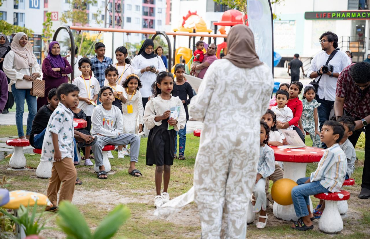 ހިޔާ ޕާކުގައި ފޮތް ކިޔުމަށް ހާއްސަކޮށްގެން "ރީޑިން ނުކް"އެއް ހަދައި ހުޅުވުން.-- ފޮޓޯ: ނިޝާން އަލީ | މިހާރު