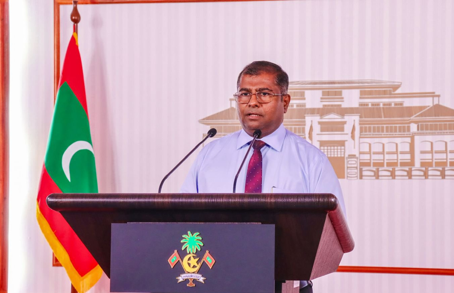 މިނިސްޓަރު އާދަމް ނަސީރު އިއްޔެ ނޫސްވެރިންނާ ވާހަކަ ދައްކަވަނީ.